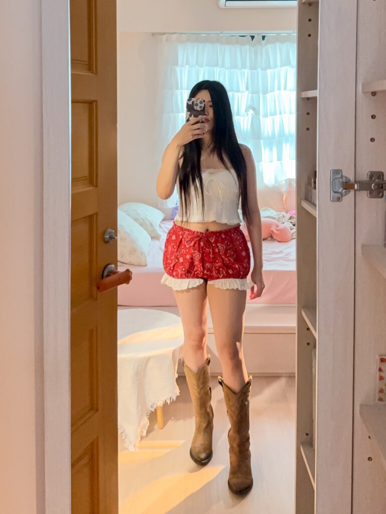 Urban Outfitters 白色蕾絲背心搭配紅色印花短褲＋牛仔靴，甜辣女孩的西部野餐穿搭 🌶️🤠