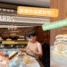 2026 東京 HARBS 必吃攻略封面：包含麻布台之森分店外觀、經典水果千層蛋糕特寫、以及 Hattie 在店內優雅用餐的組圖。