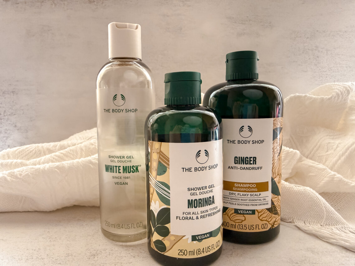 The Body Shop 夏日香氛沐浴乳推薦與防掉髮薑根洗髮精推薦，三款熱門洗沐產品大合照。